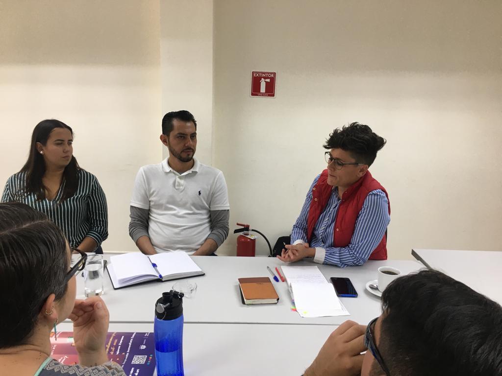 Funcionaria del ayuntamiento de Zapopan hablando durante la reunión de trabajo