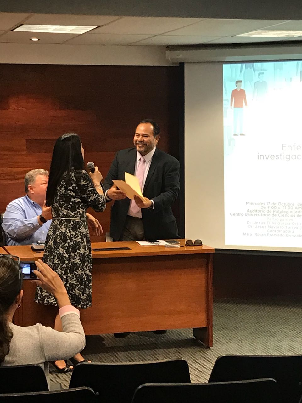 Dr. Elias García recibiendo reconocimiento