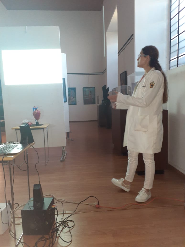 Alumna exponiendo clase