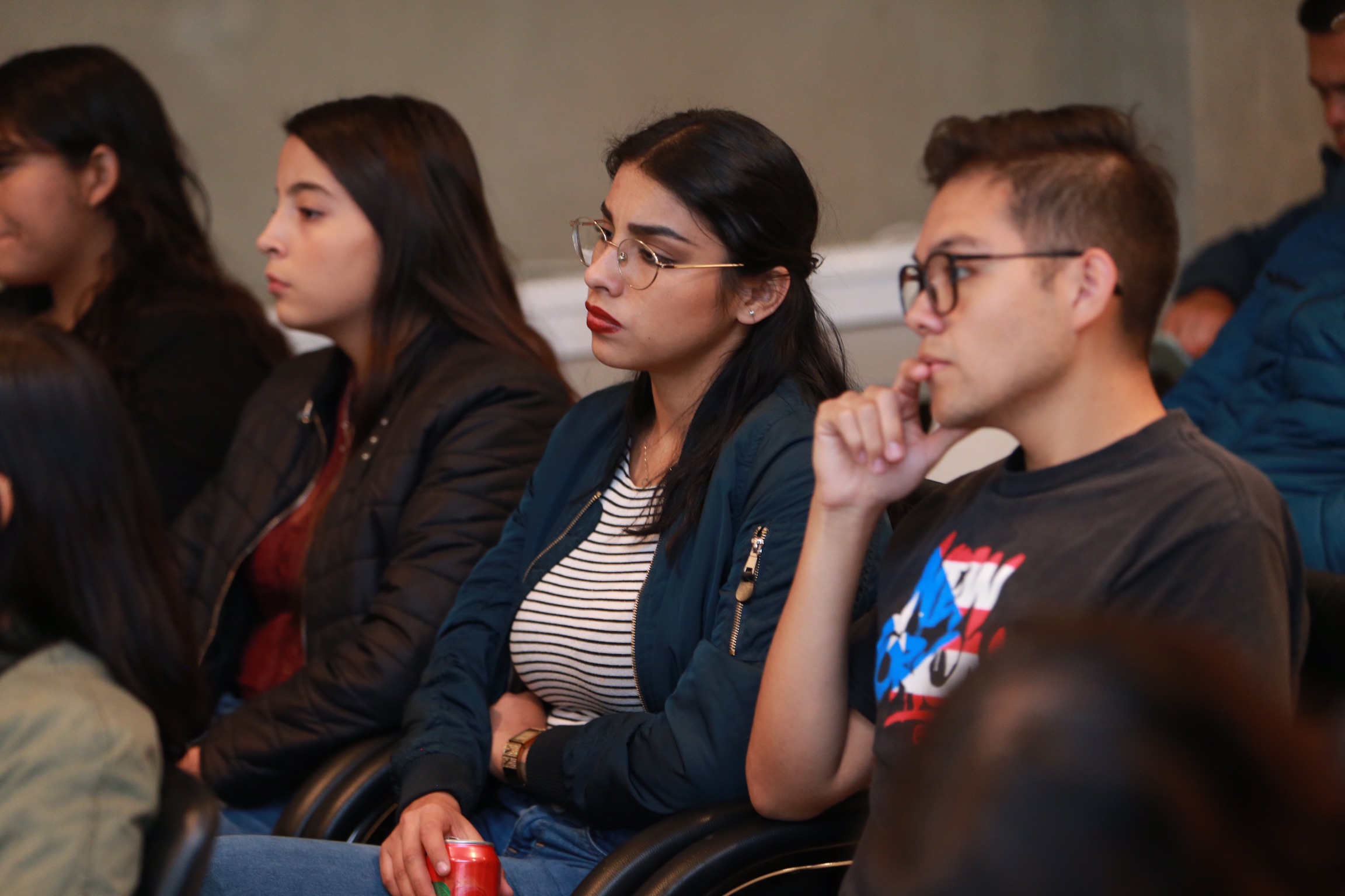 Alumnos asistentes al Diálogo Abierto organizado por la FEU