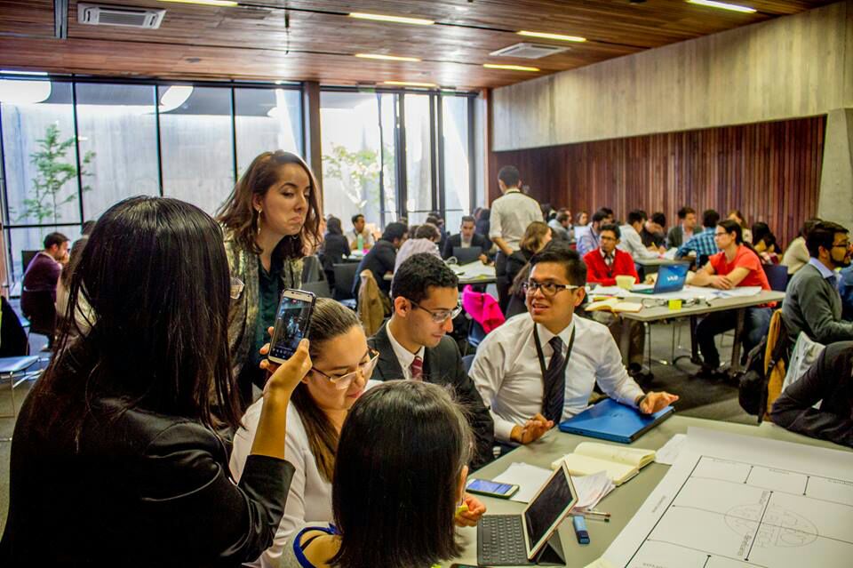 Equipo de análisis en plena discusión