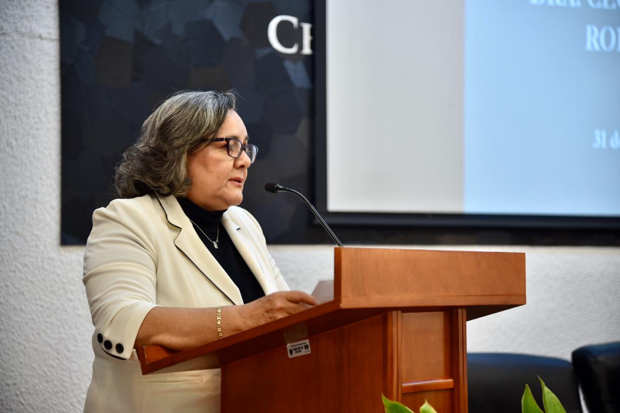 Coordinadora de la Maestría ofreciendo mensaje a graduados