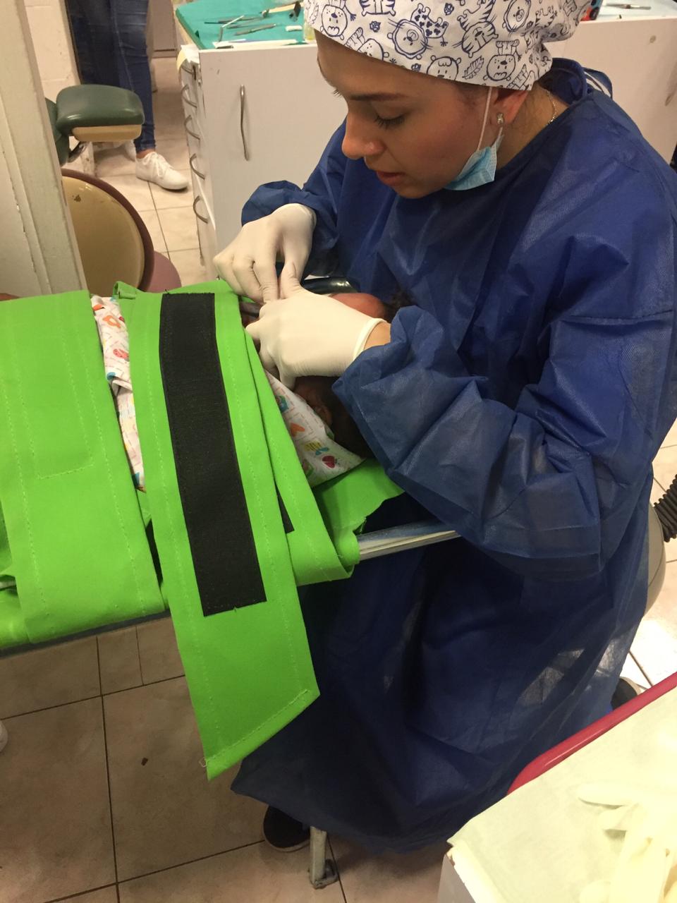 Odontopediatra atendiendo a un niño en CUCS