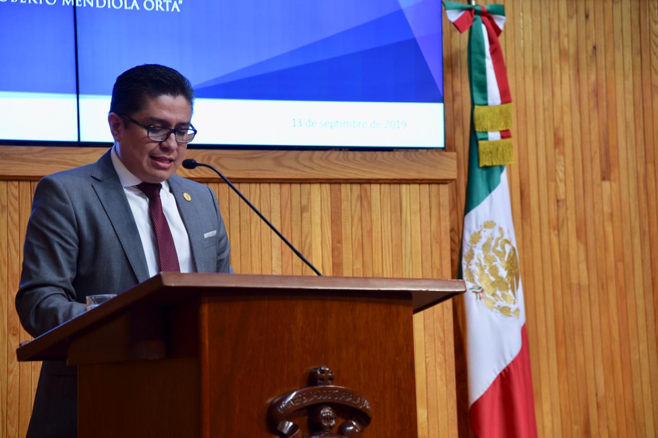 Dr. Muñoz dirigiendo mensaje desde el pódium, toma cerrada