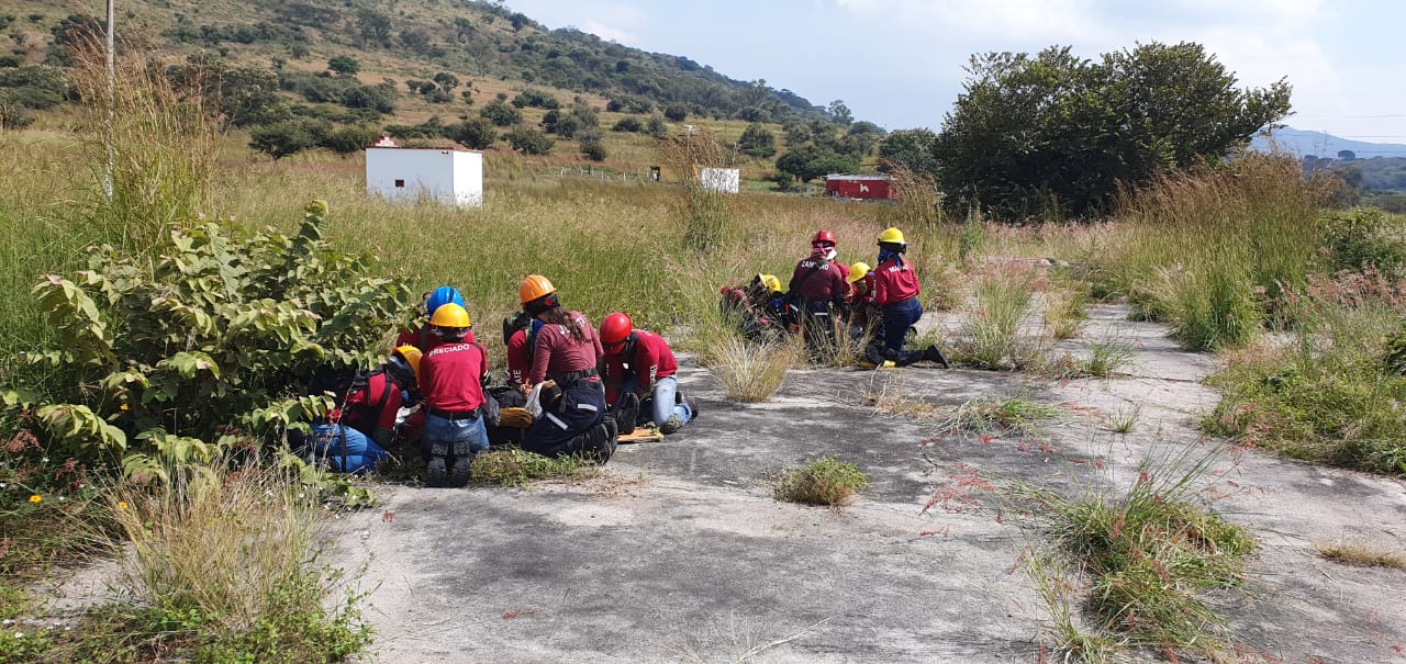 Alumnos en práctica de rescate en área rural de difícil acceso