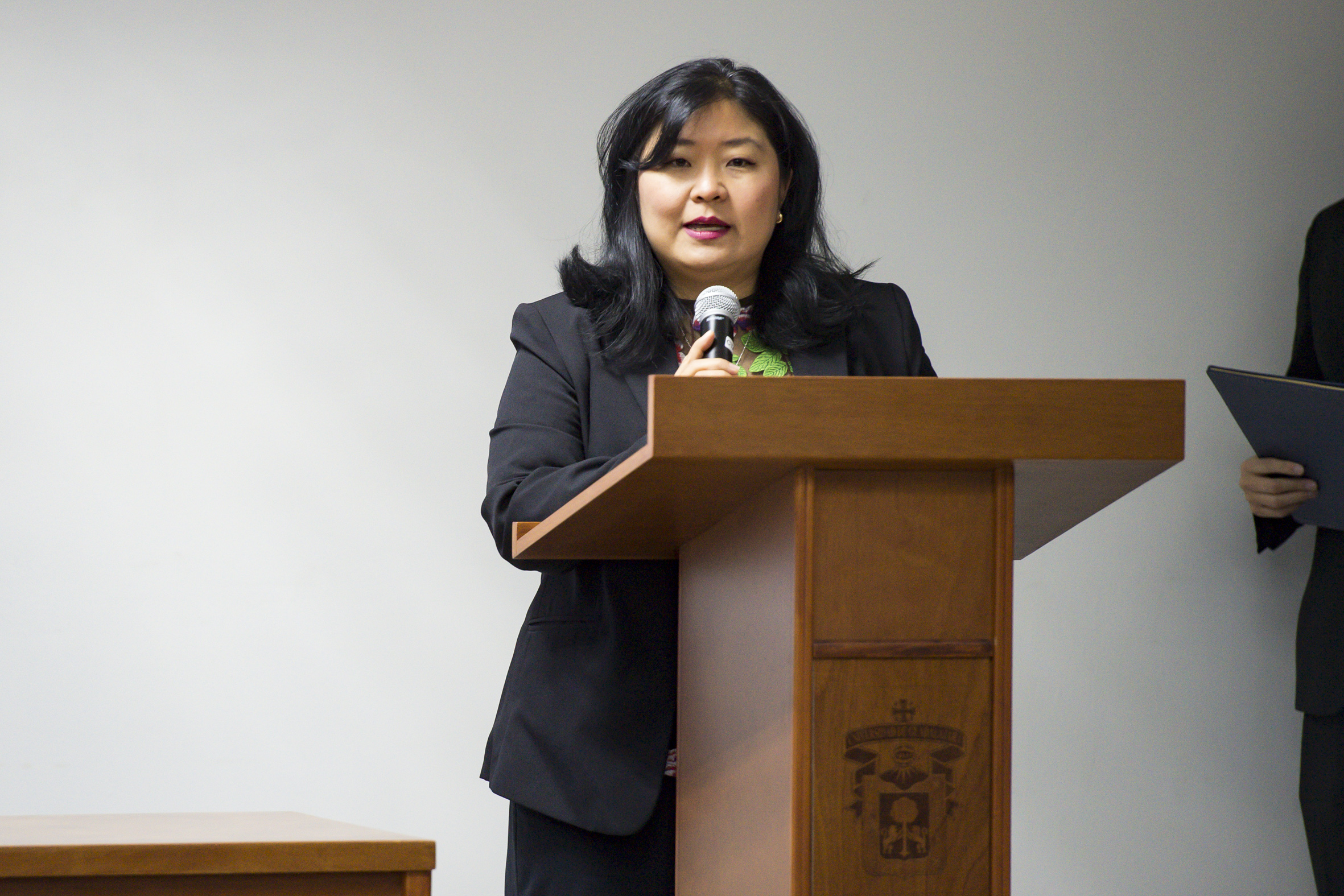 Lic Patricia Yokogawa dando palabras durante el acto inaugural