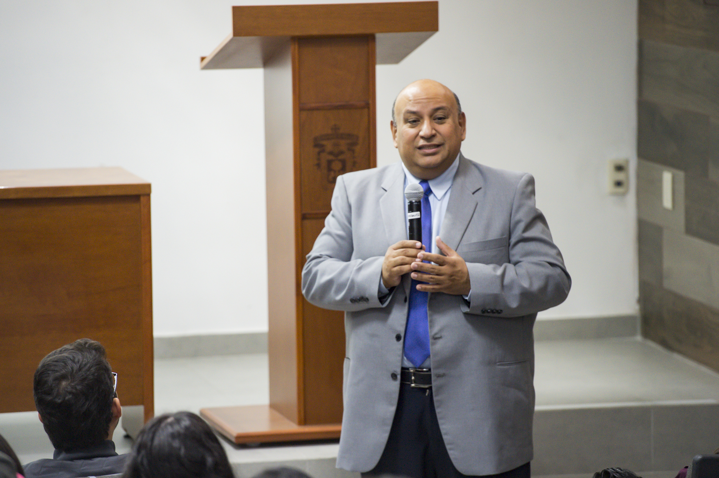 Mtro. Francisco Gutiérrez Rodríguez impartiendo conferencia