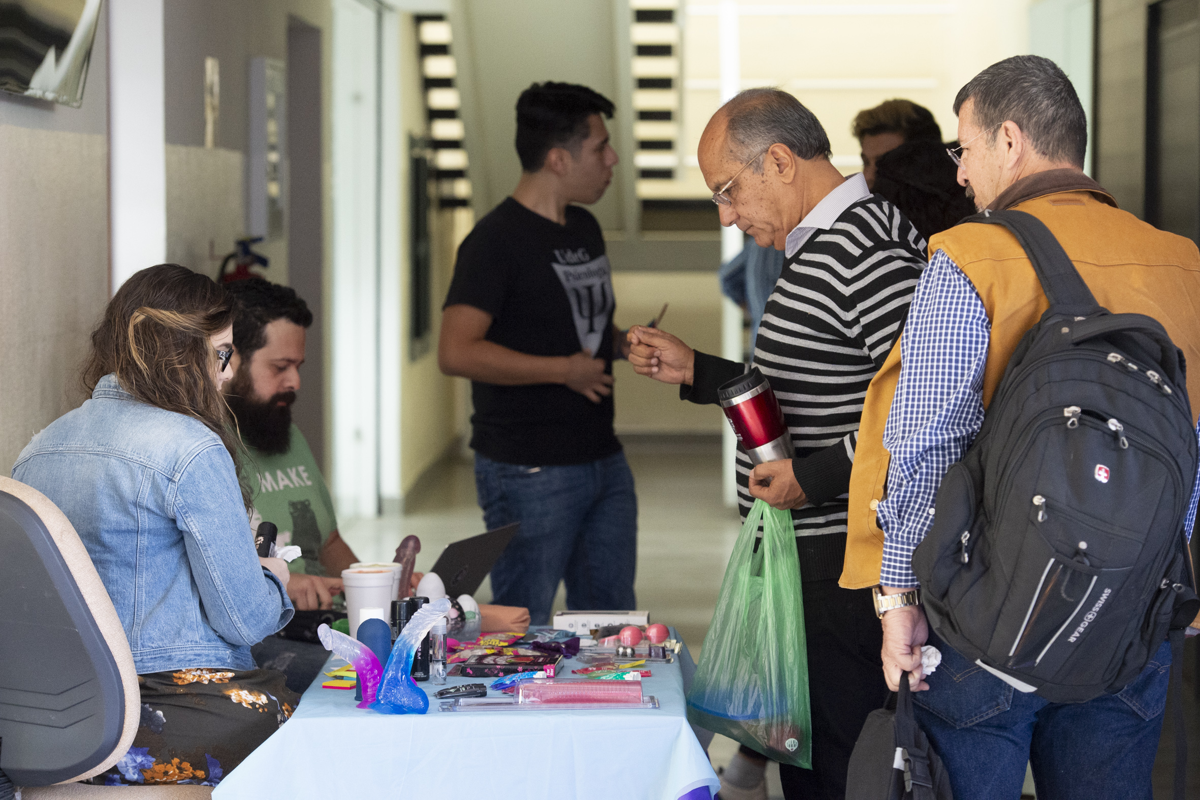 Módulo de juguetes sexuales visitado por maestros y alumnos