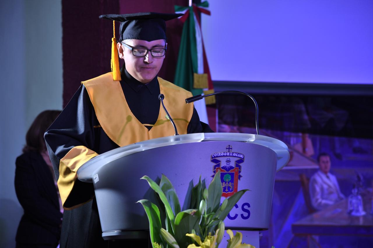 Representante 2 de Generación ofreciendo mensaje a graduados