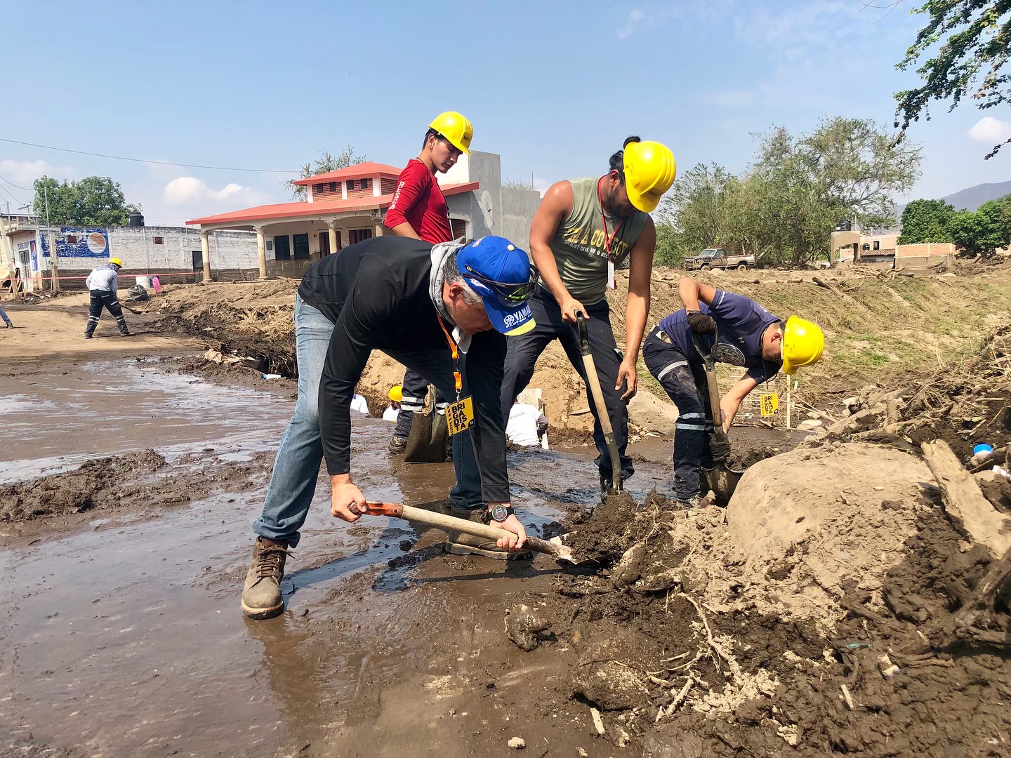 Apoyo de protección civil en limpieza de arroyo