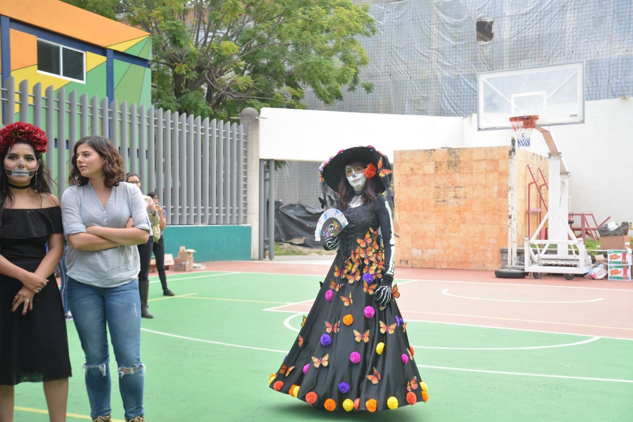 Alumna haciendo pasarela en desfile de catrinas