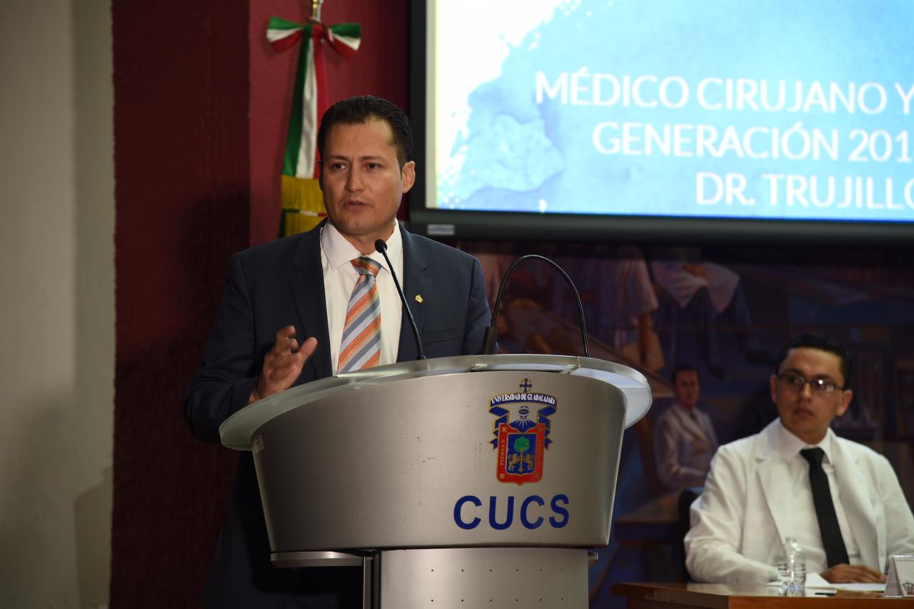Director del antiguo Hospital civil ofreciendo mensaje a los graduados