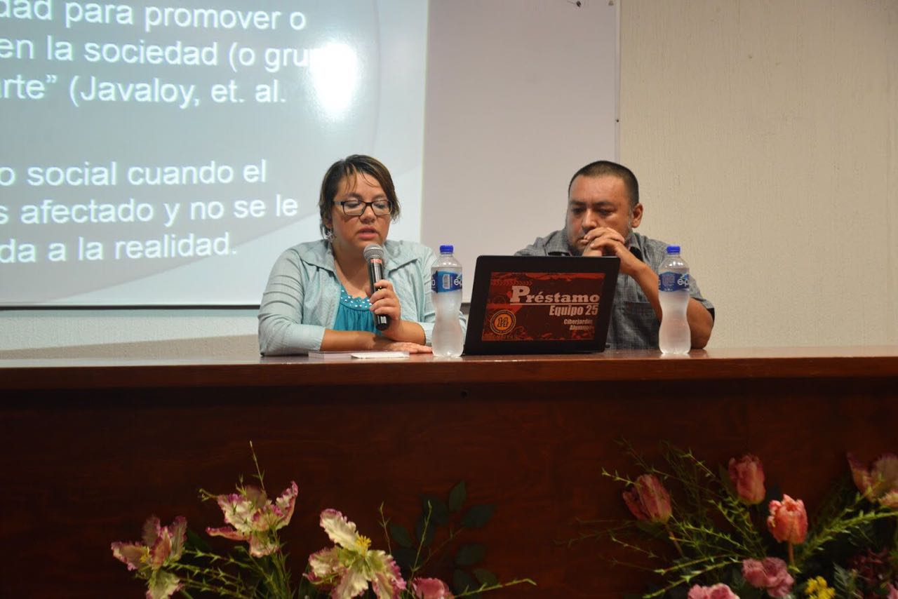 Investigadores de CUCSH  impartiendo conferencia en CUCS