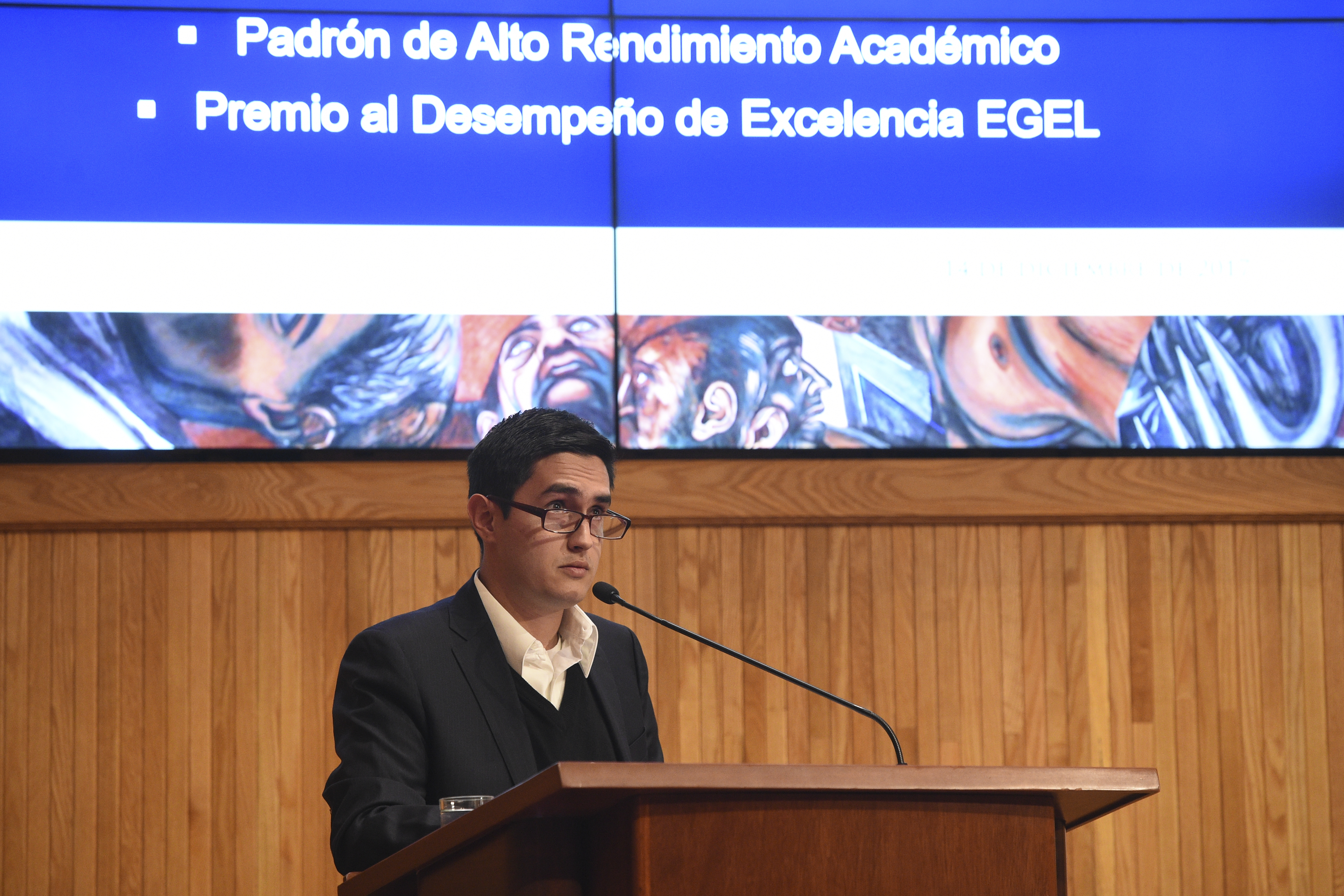 Alumno reconocida haciendo uso de la voz en el Paraninfo Enrique Díaz de León