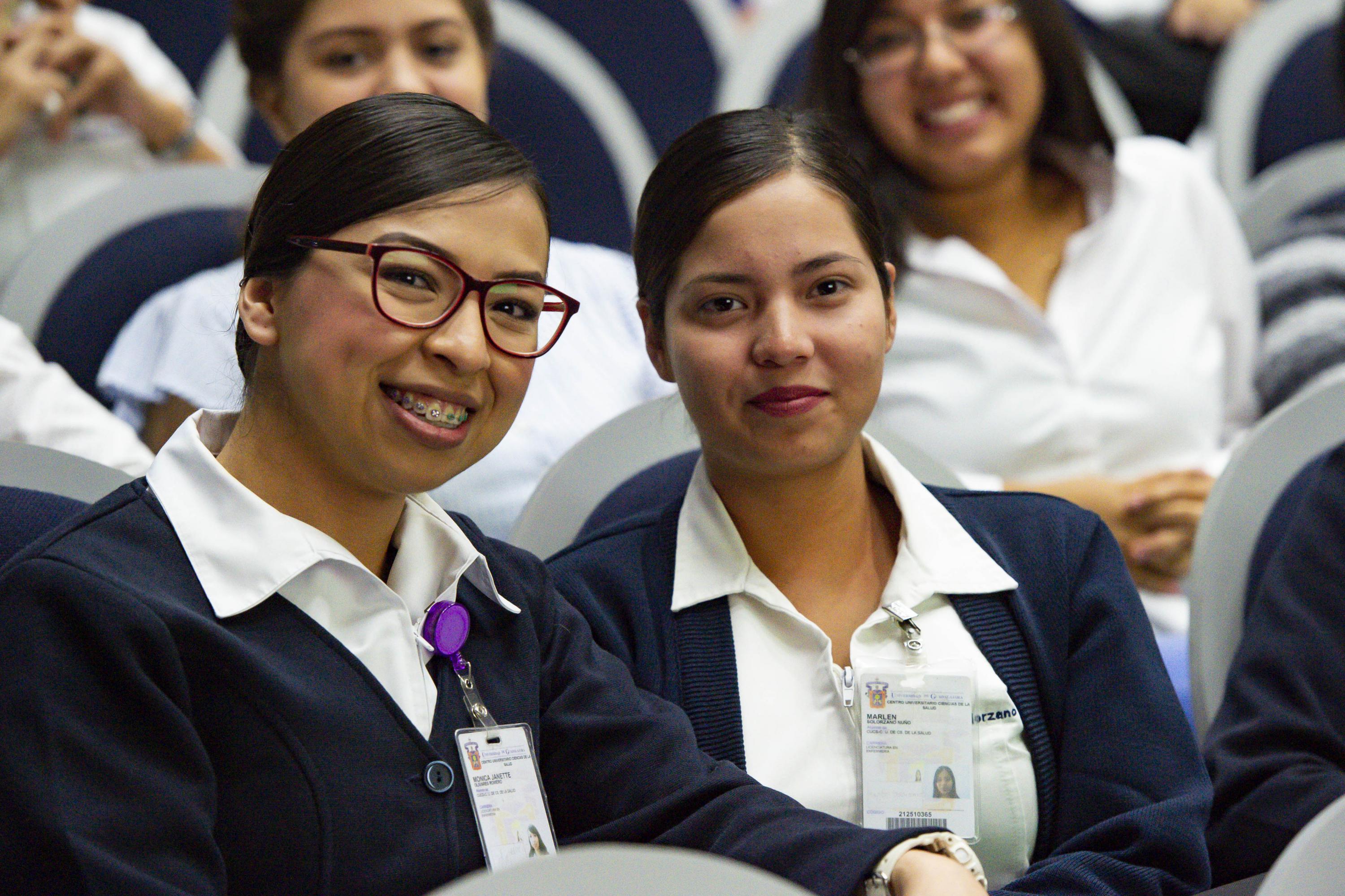 Estudiantes de Enfermería del CUCS posando para la foto sonrientes