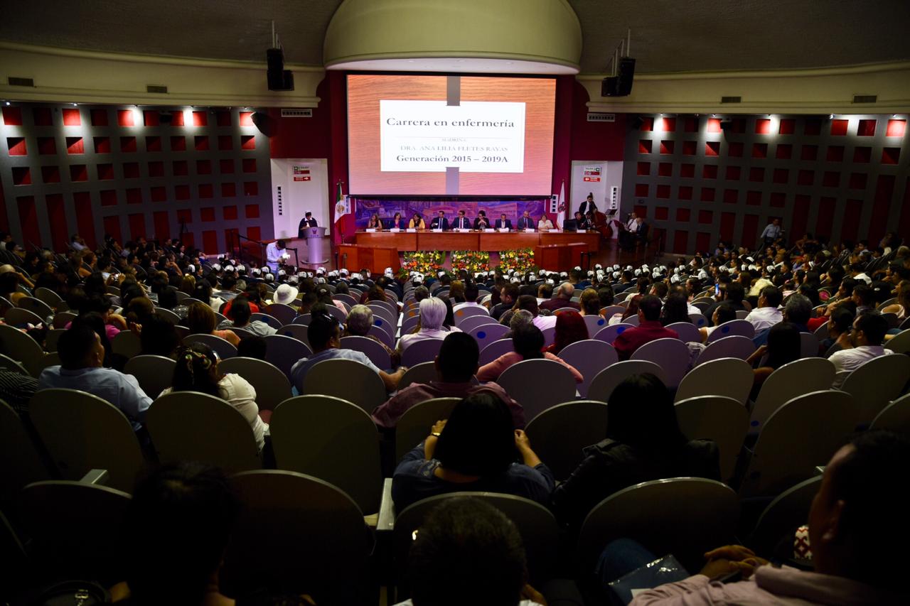 Toma general del auditorio desde atrás, al fondo el presídium