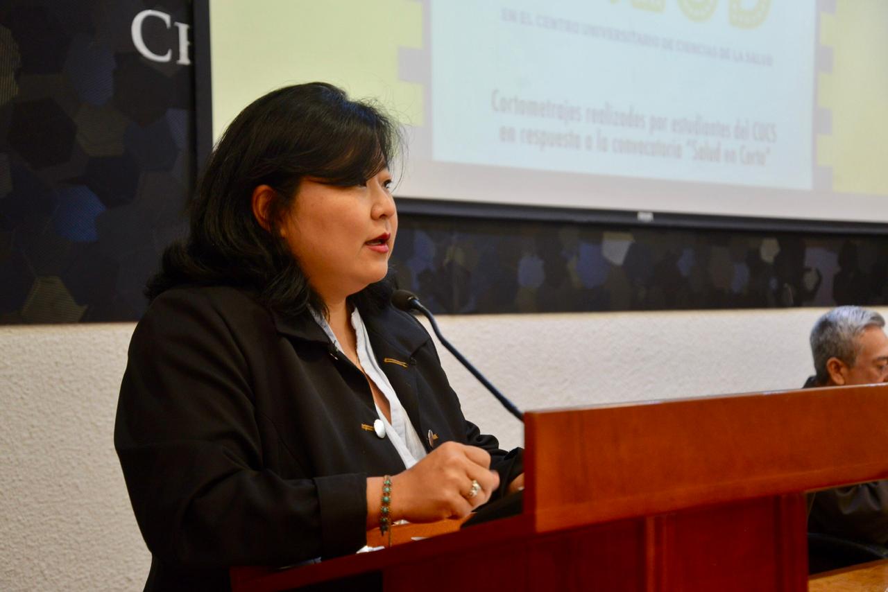 Lic. Patricia Yokogawa haciendo uso de la voz en el podio