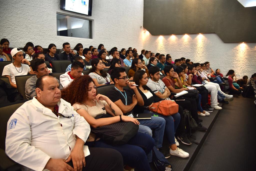 Docentes y alumnos asistentes a la conferencia
