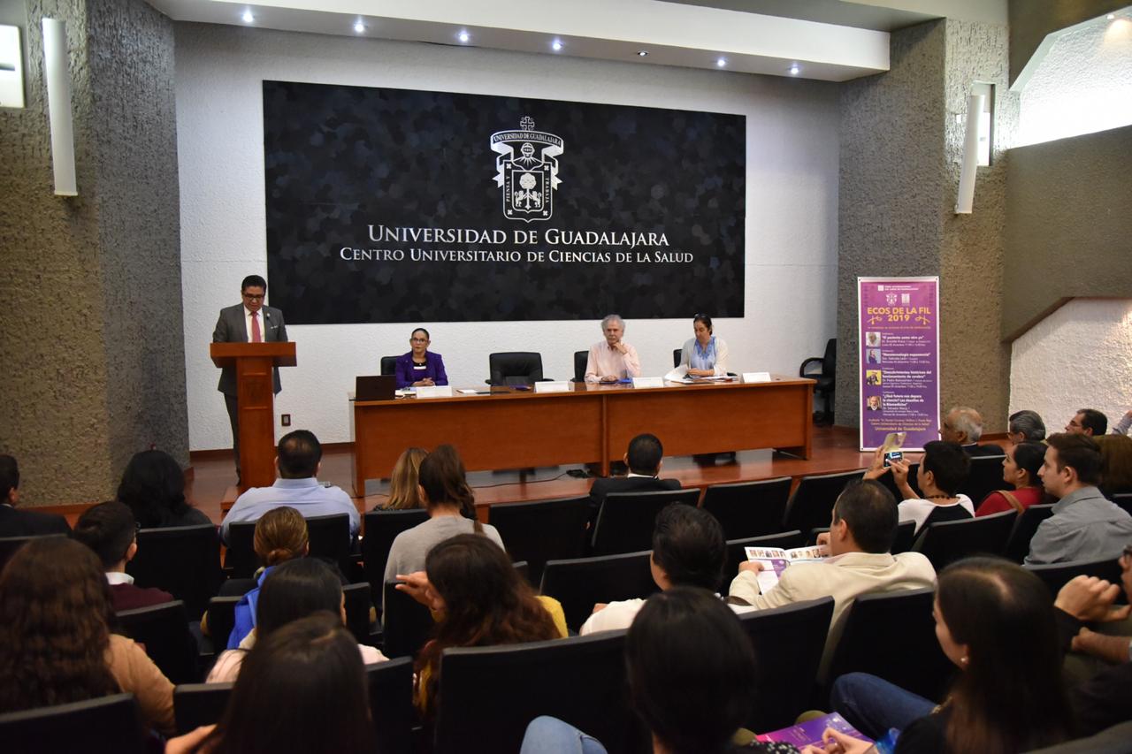 Vista posterior del auditorio, al fondo los miembros del presídium