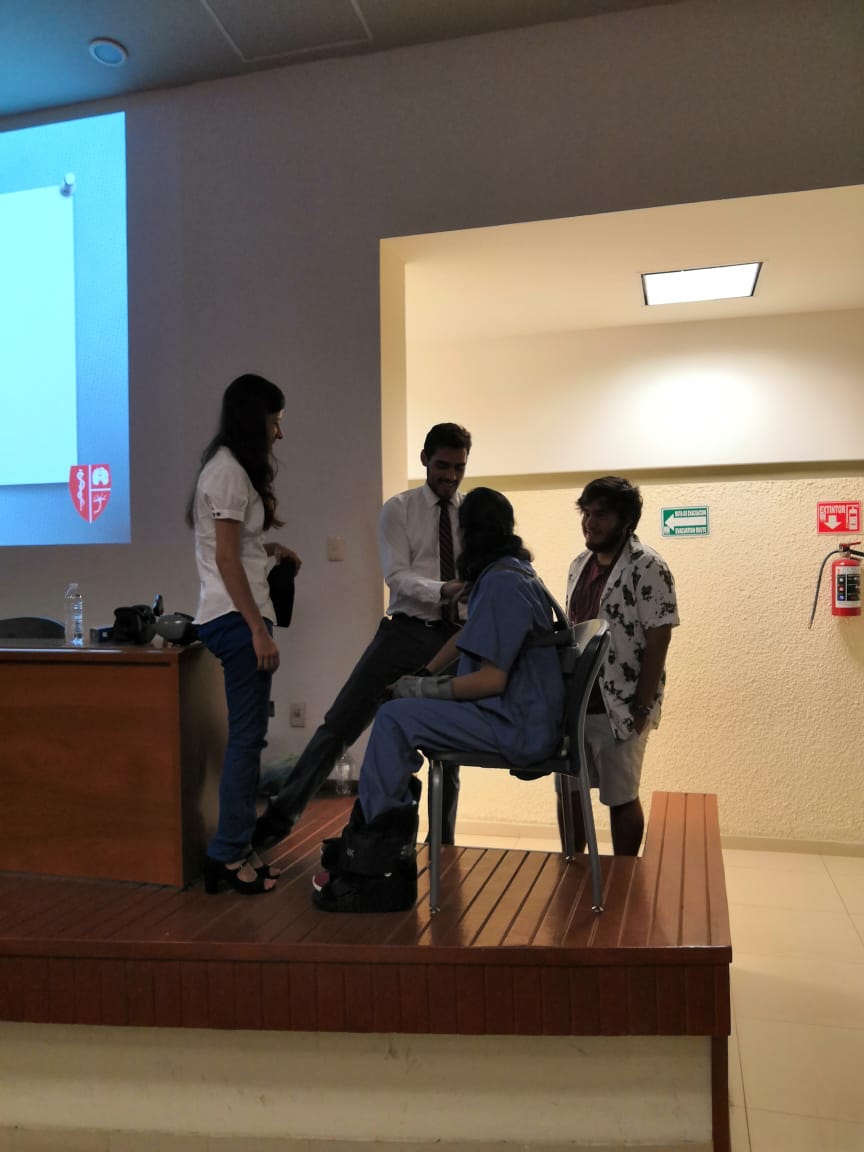 Simulador de vejez. Alumnos colocándolo