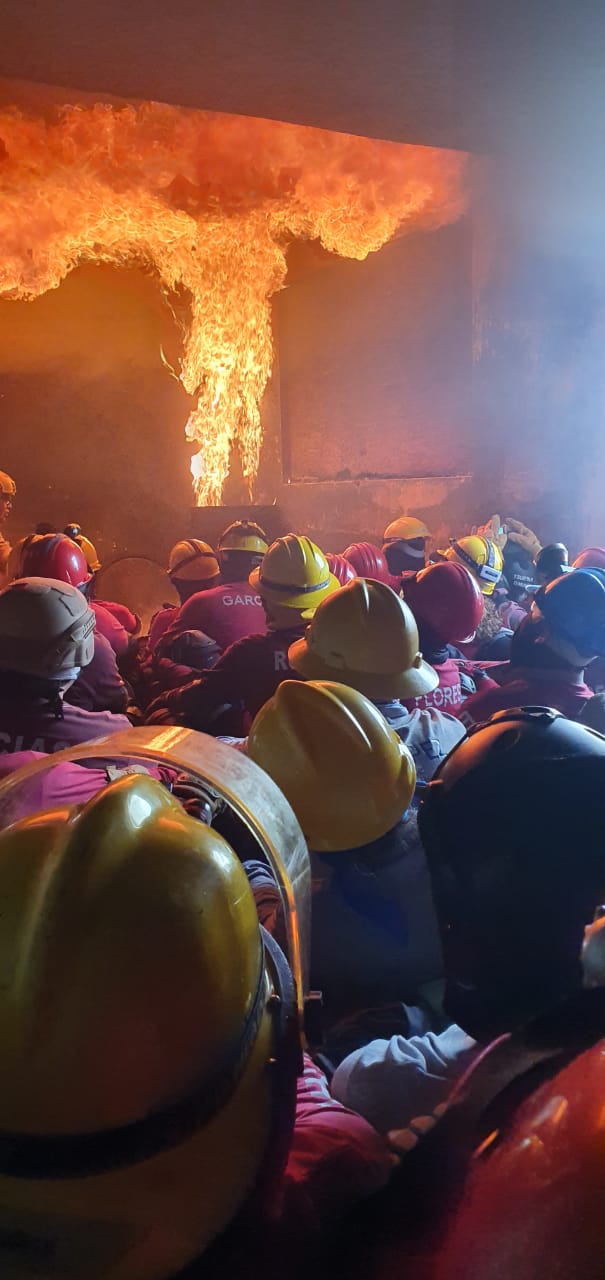 Alumnos en práctica de extinción de fuego en área cerrada