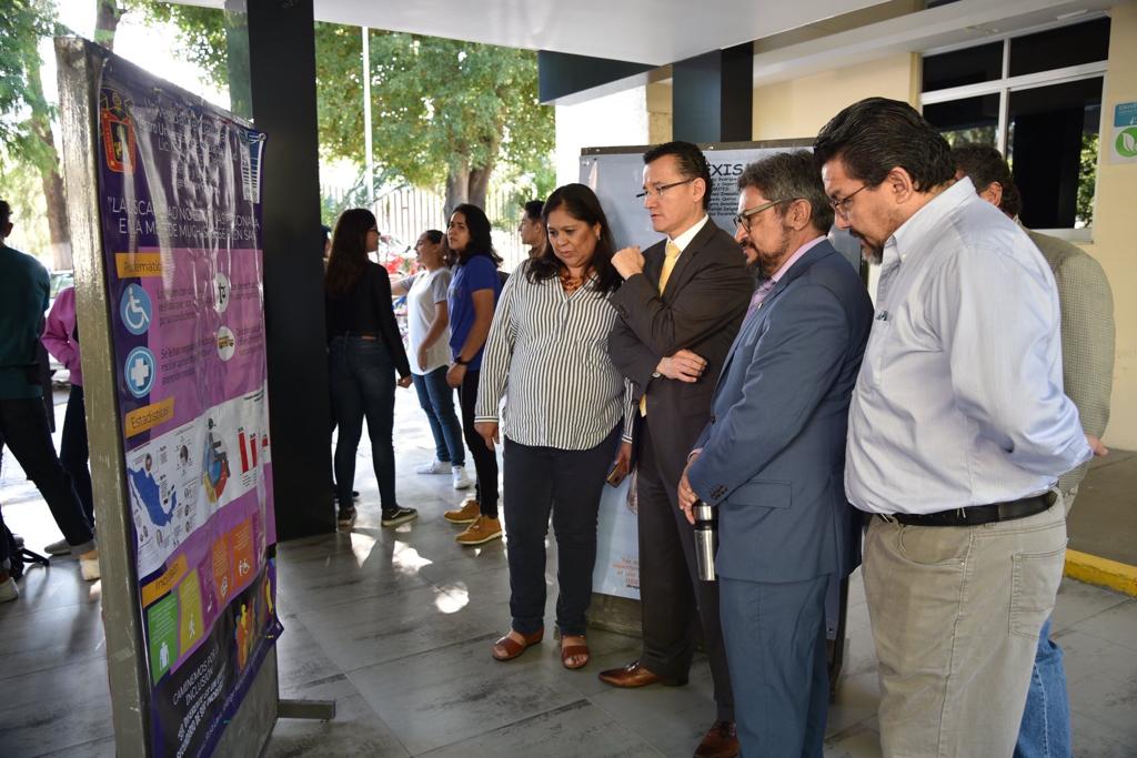 Directivos Primera División  revisando un cartel