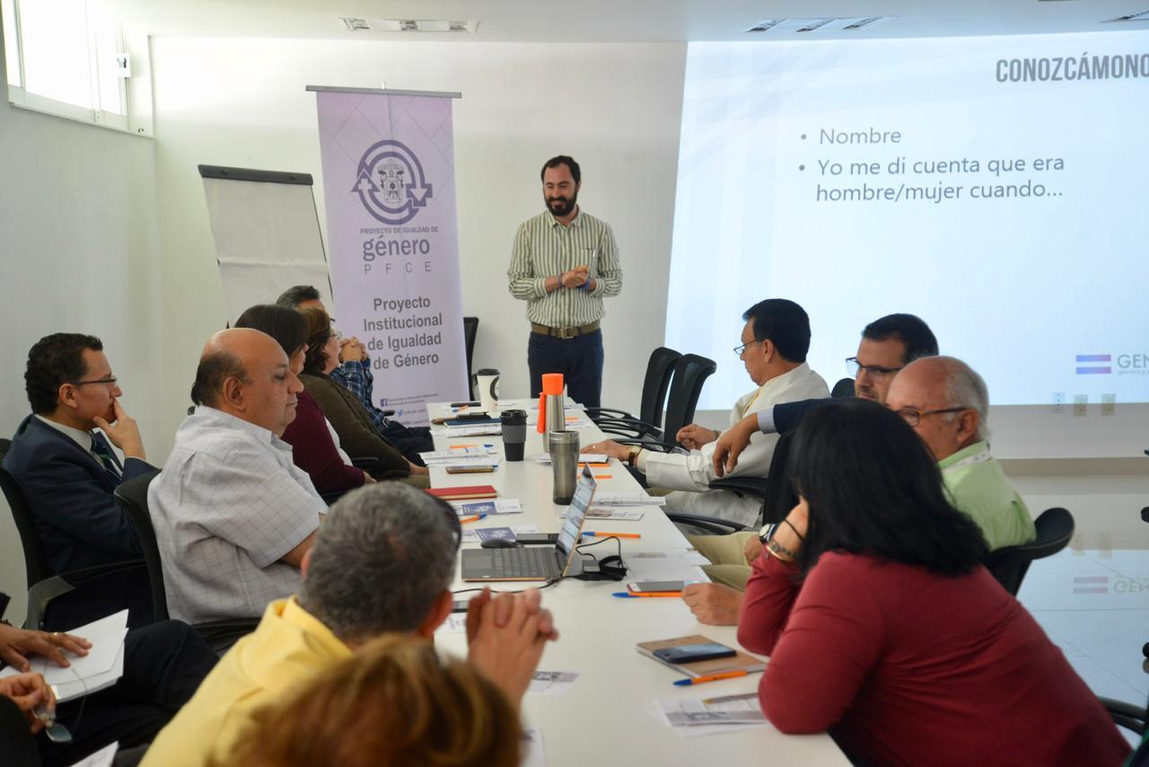 Mtro. Yair Maldonado Lezama impartiendo el curso