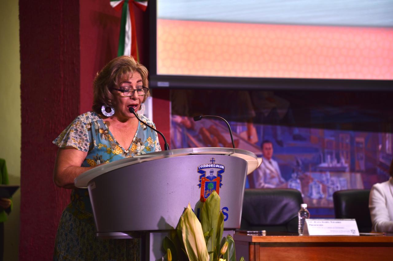 Coordinadora de la carrera dirigiendo mensaje a las graduadas