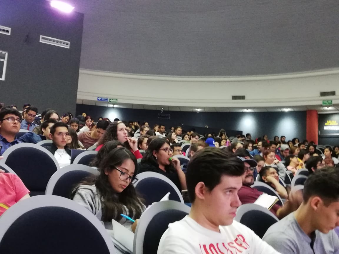 Alumnos atentos a la conferencia