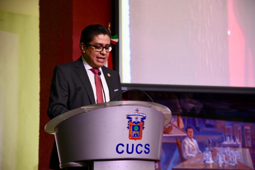 Rector del CUCS en el pódium dando mensaje inaugural