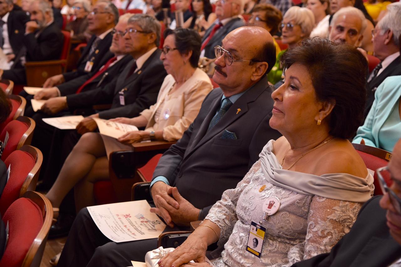 Egresados en el Paraninfo, toma cerrada