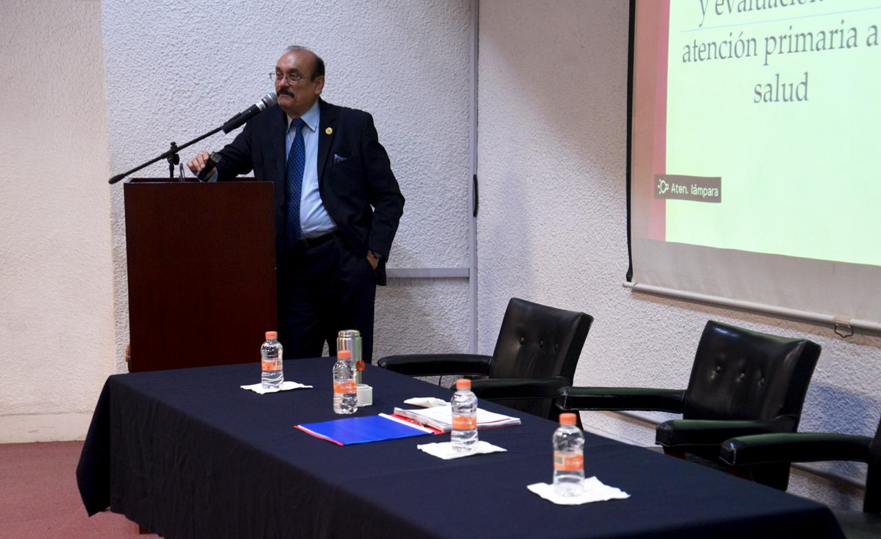 Dr. Cristóbal Ruiz Gaytán al micrófono en el podium impartiendo conferencia