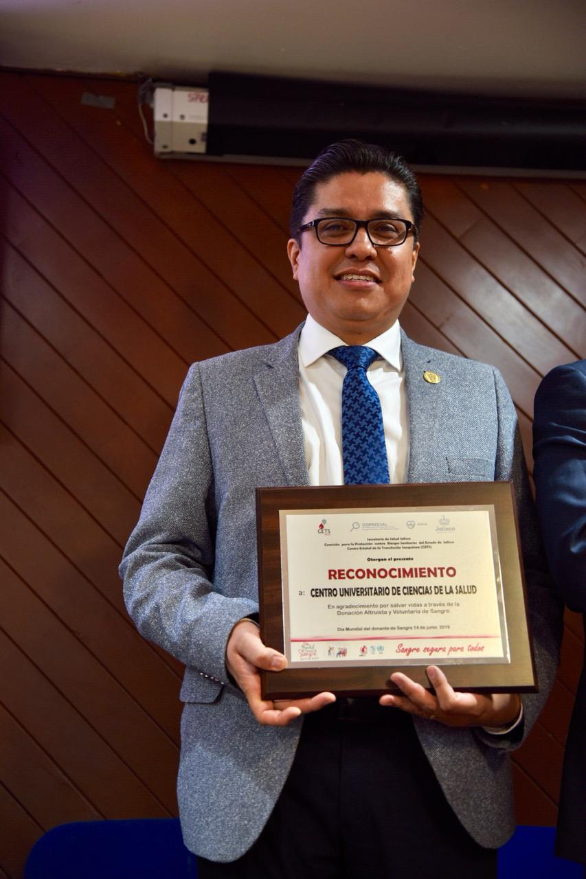 Dr. Muñoz exhibiendo reconocimiento