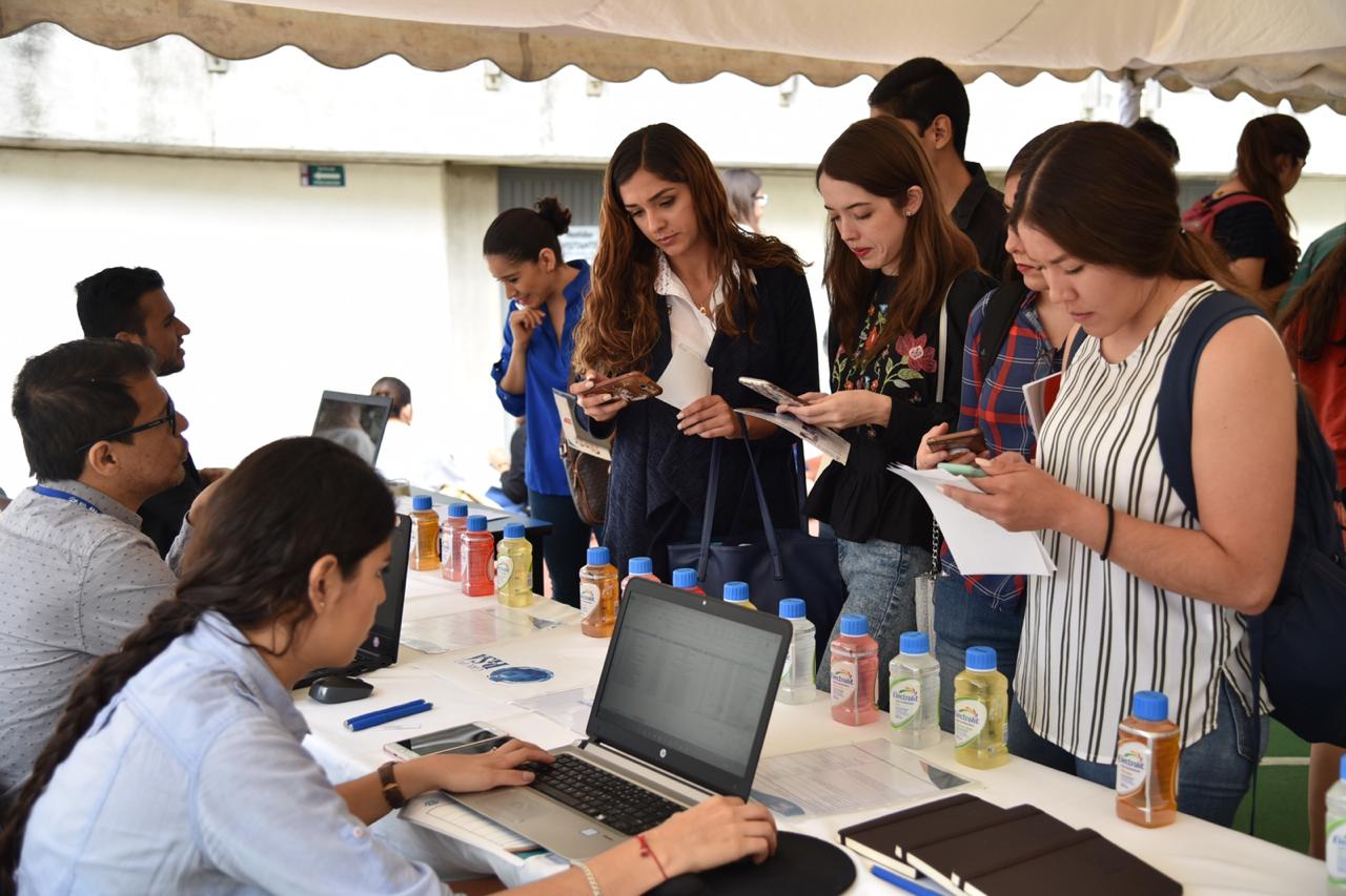 Prospectas leyendo información sobre una vacante