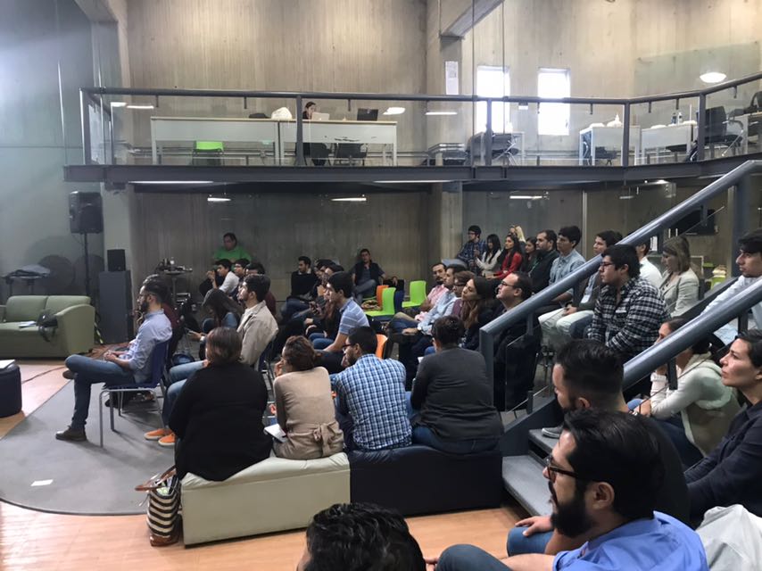 Estudiantes de la UdeG durante la premiación en CUCEA