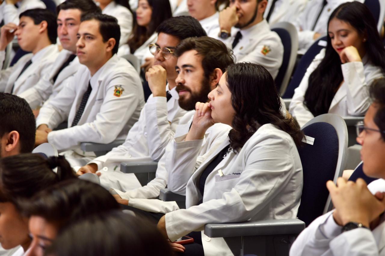 Médicos Internos de Pregrado escuchando los mensajes en su acto académico