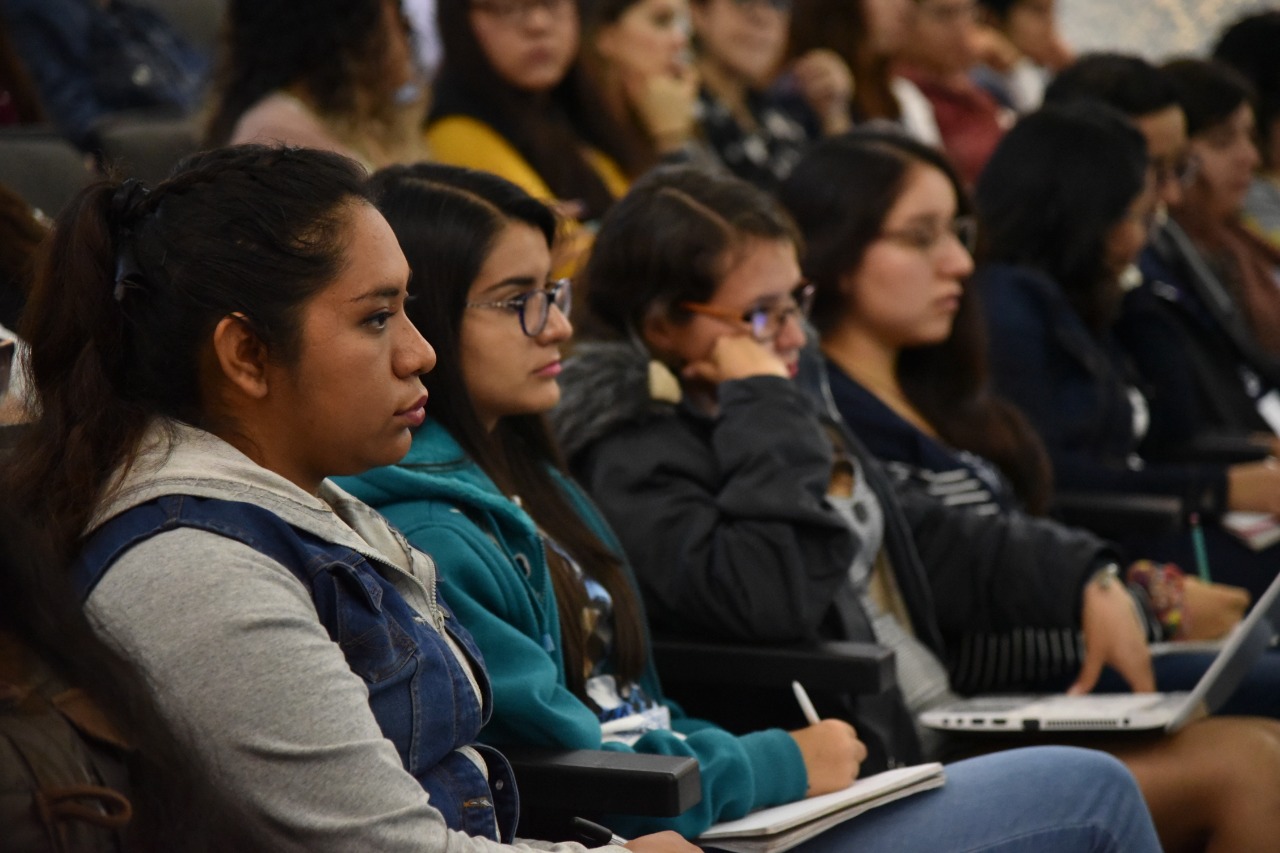 Alumnos atentos al ponente