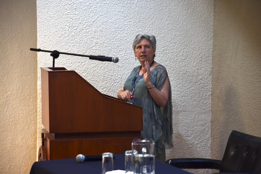 Conferencias invitada dictando conferencia