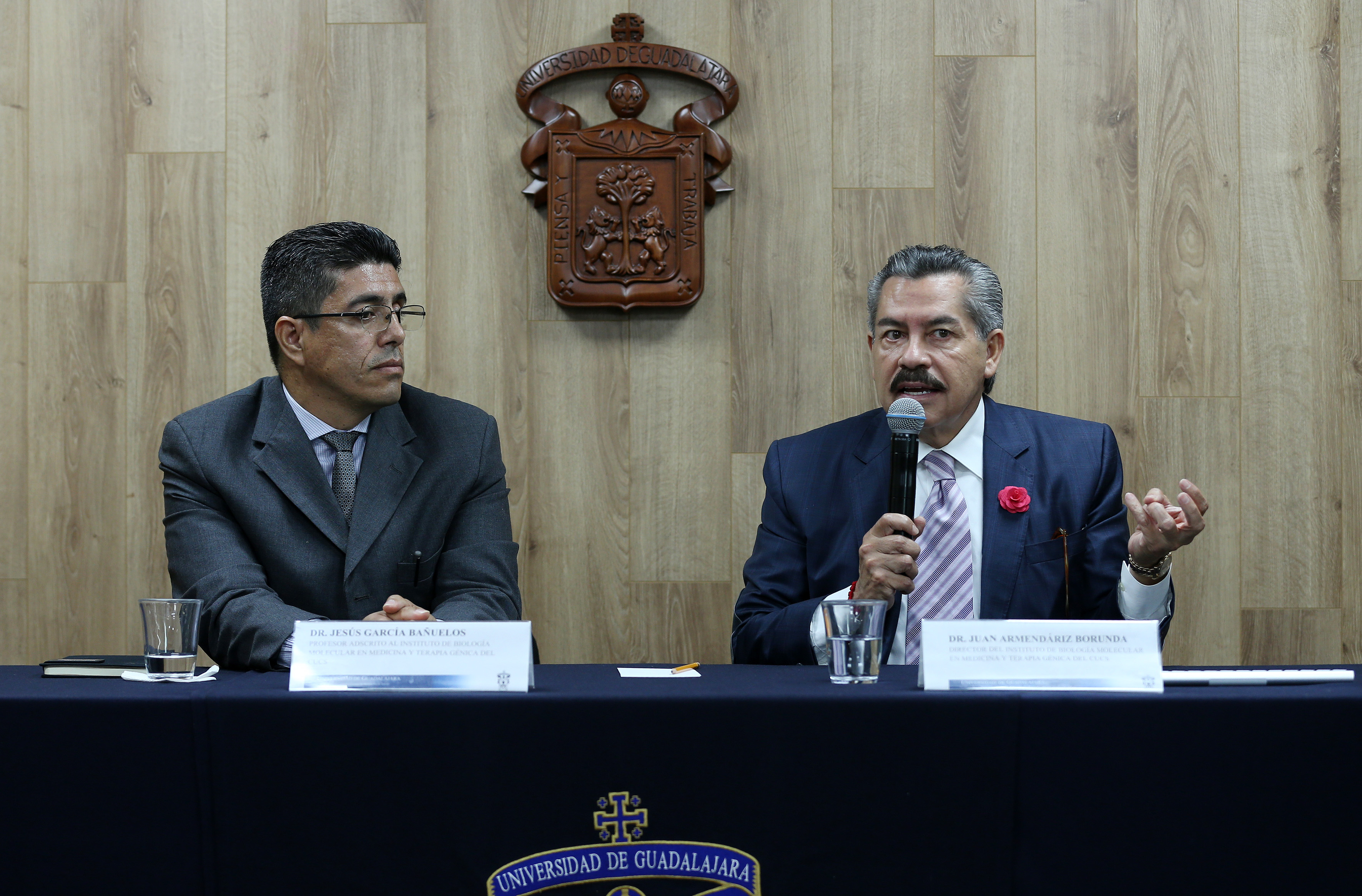 Dr. Juan Armendáriz al micrófono en compañía del Dr. Jesús García Bañuelos