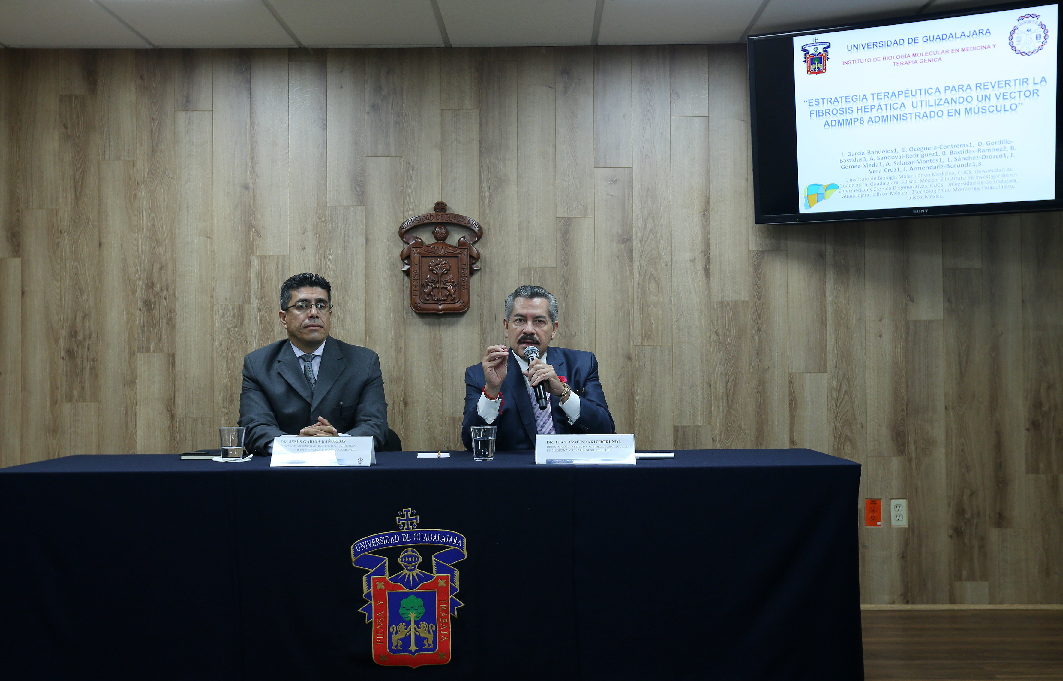 Doctores del CUCS en rueda de prensa