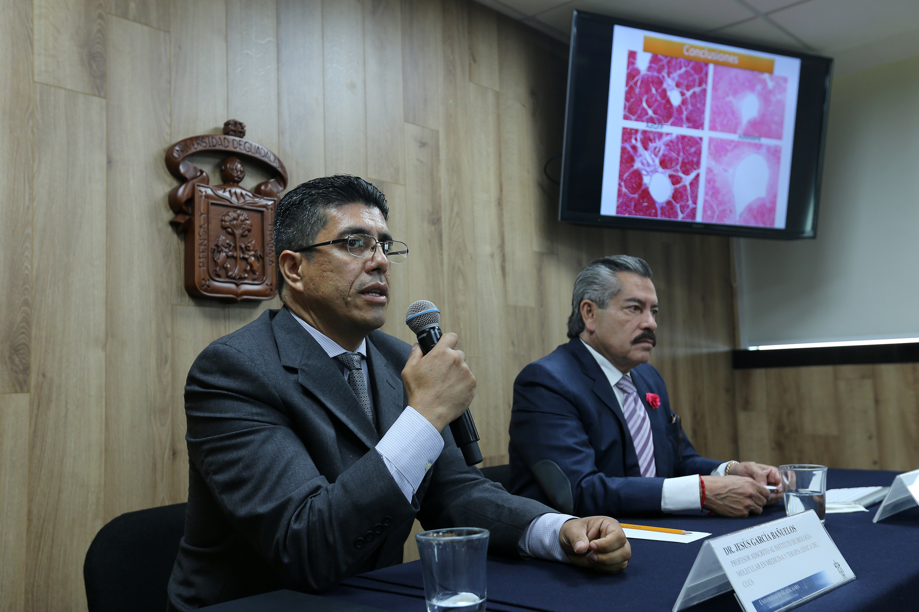Dr. Juan García Bañuelos al micrófono