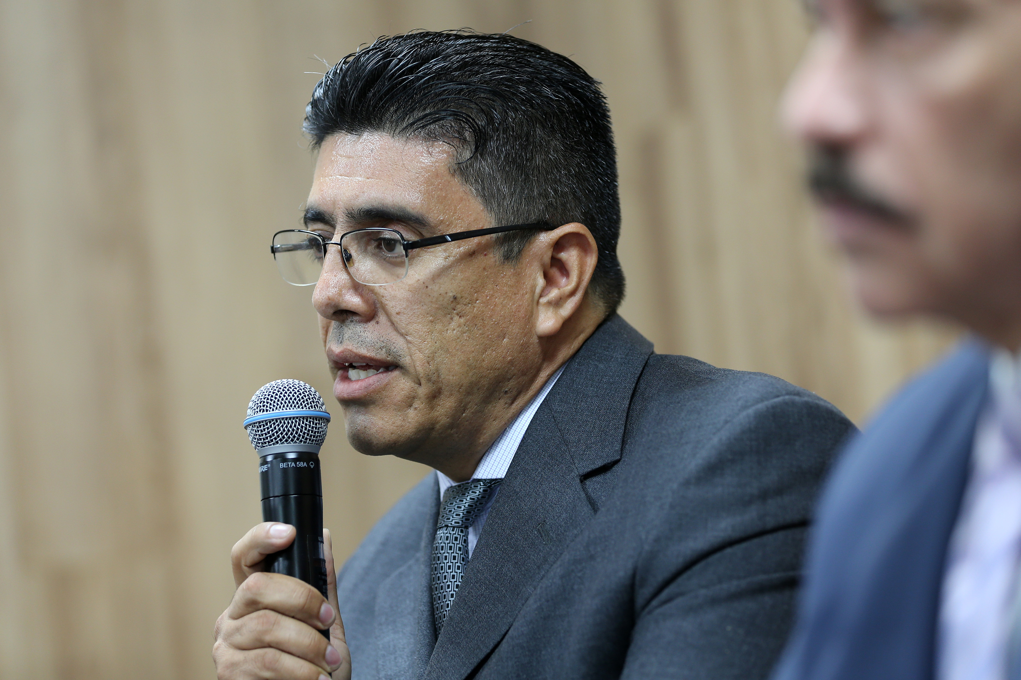 Dr. Jesús García Bañuelos al micrófono