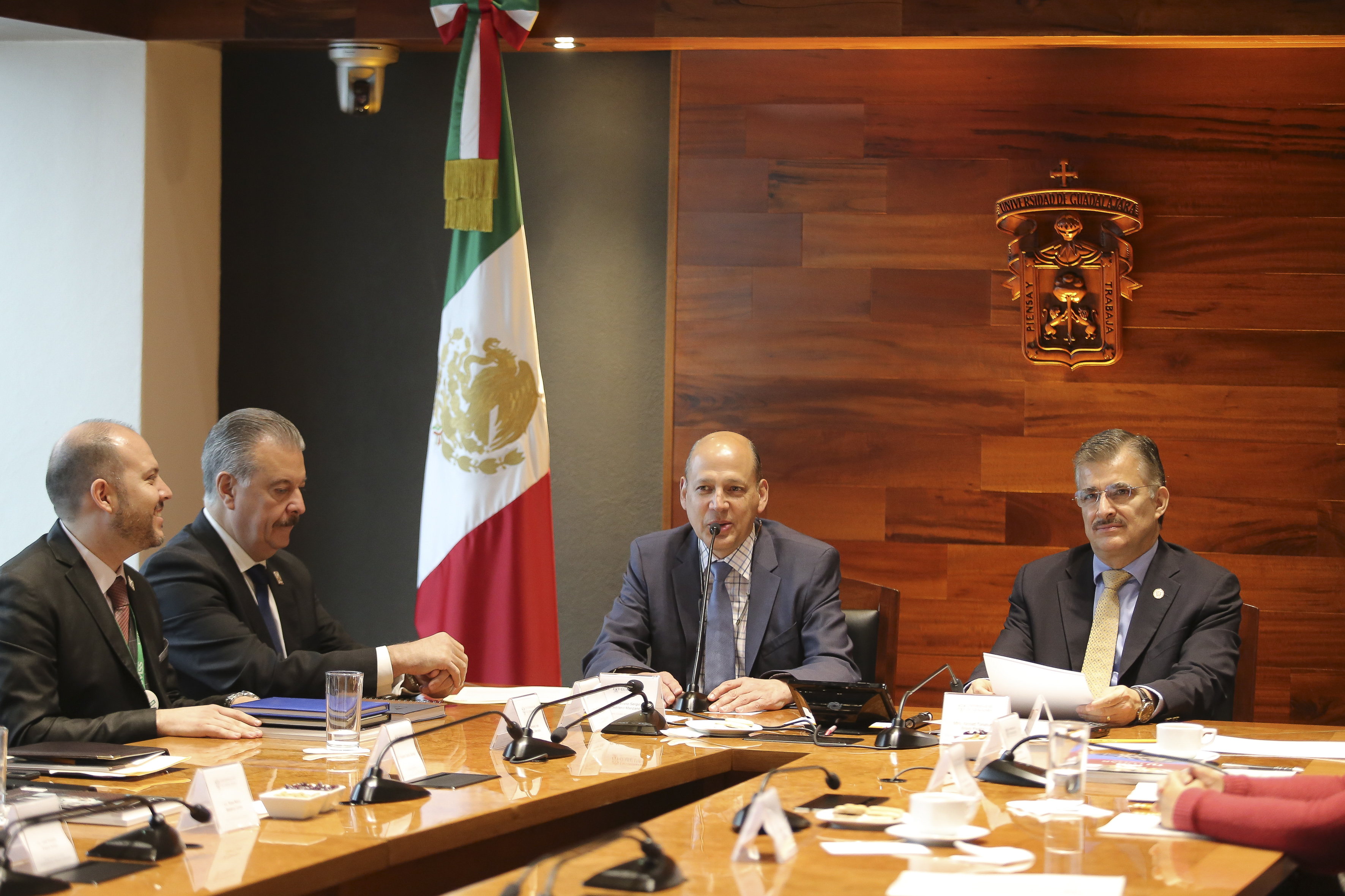 Delegado del IMSS tomando la palabra en la sala de juntas de Rectoría General