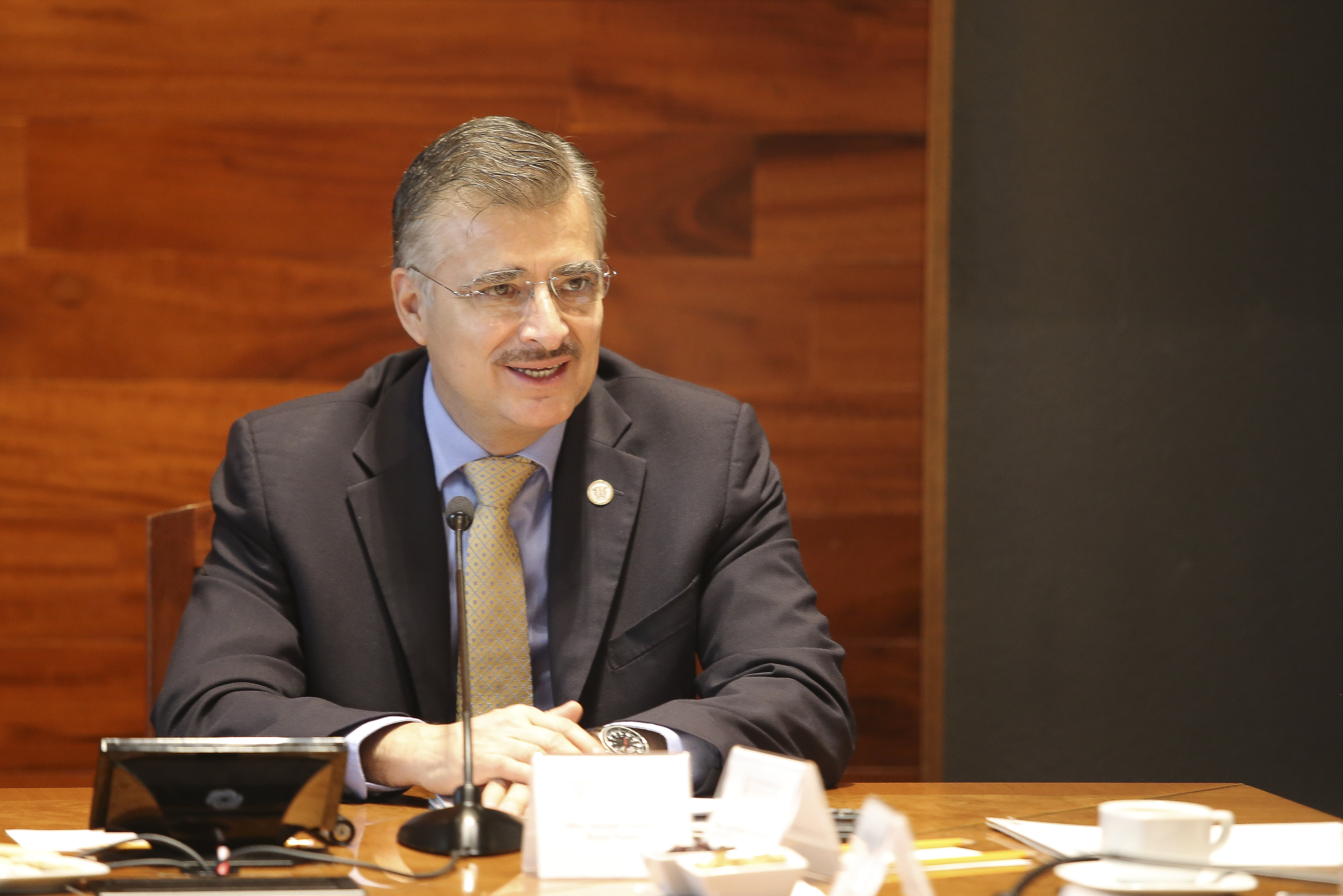 Rector general tomando la palabra en la sala de juntas de Rectoría General