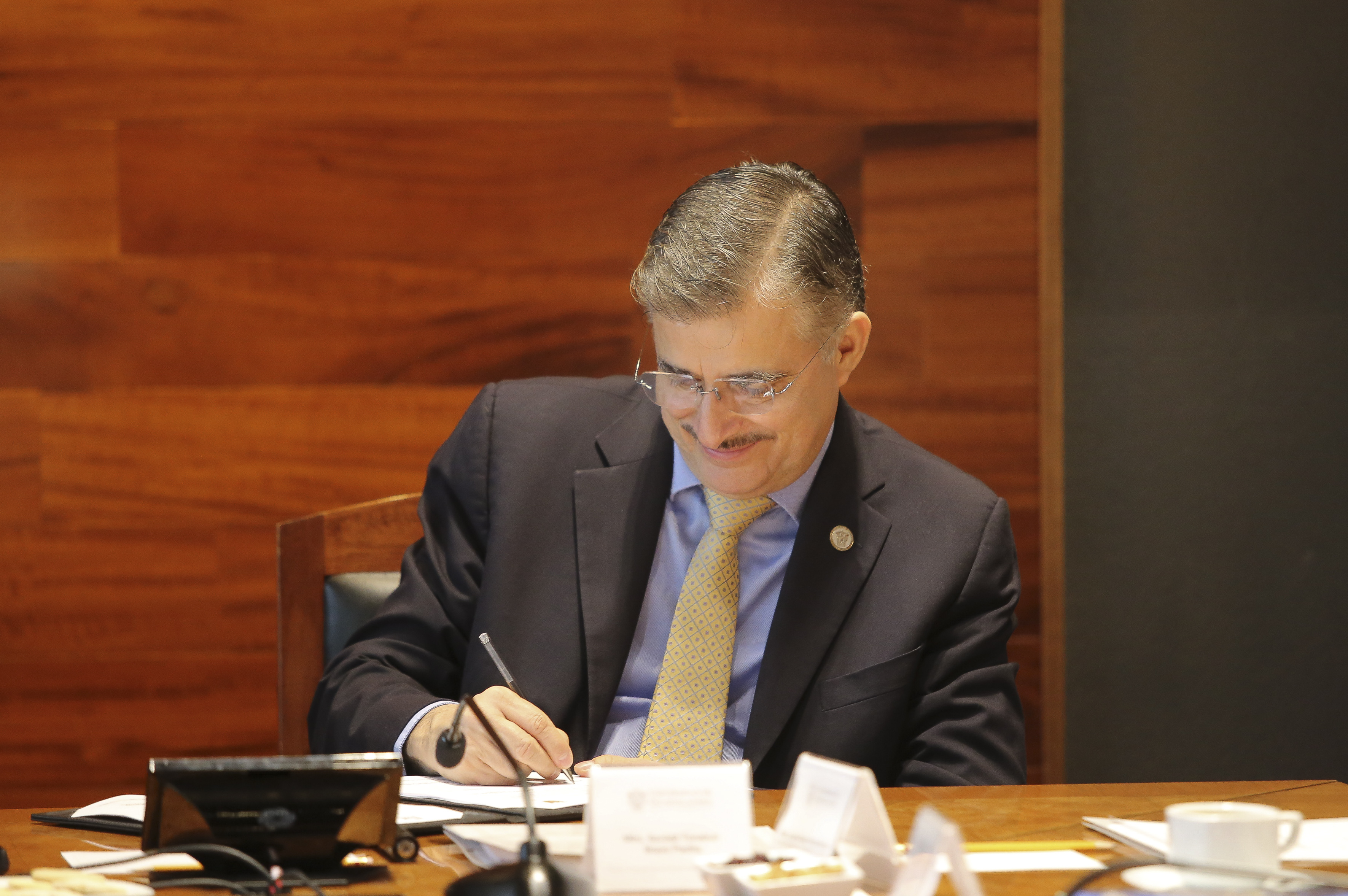 Rector General firmando el convenio
