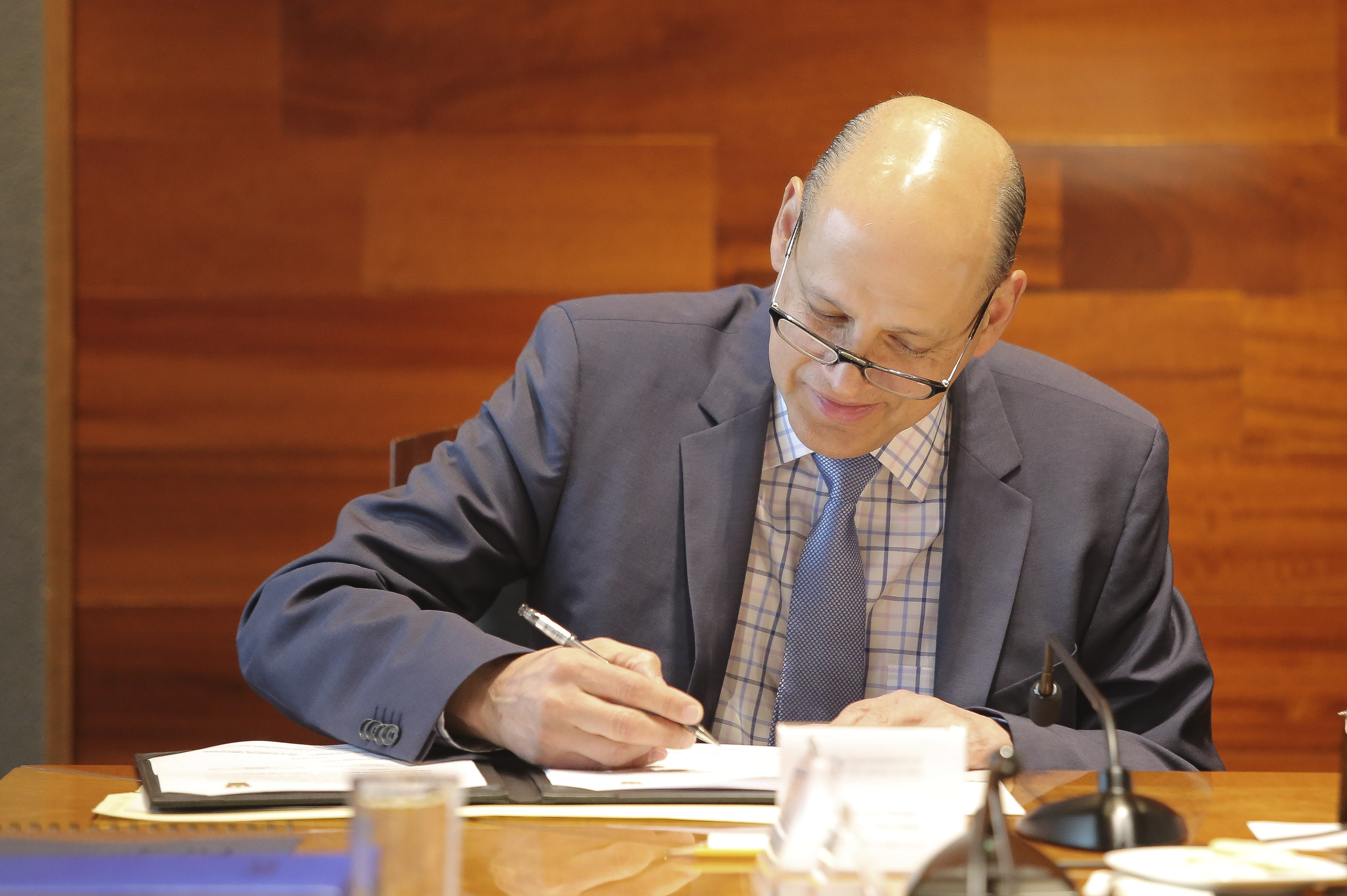 Delegado del IMSS firmando el convenio