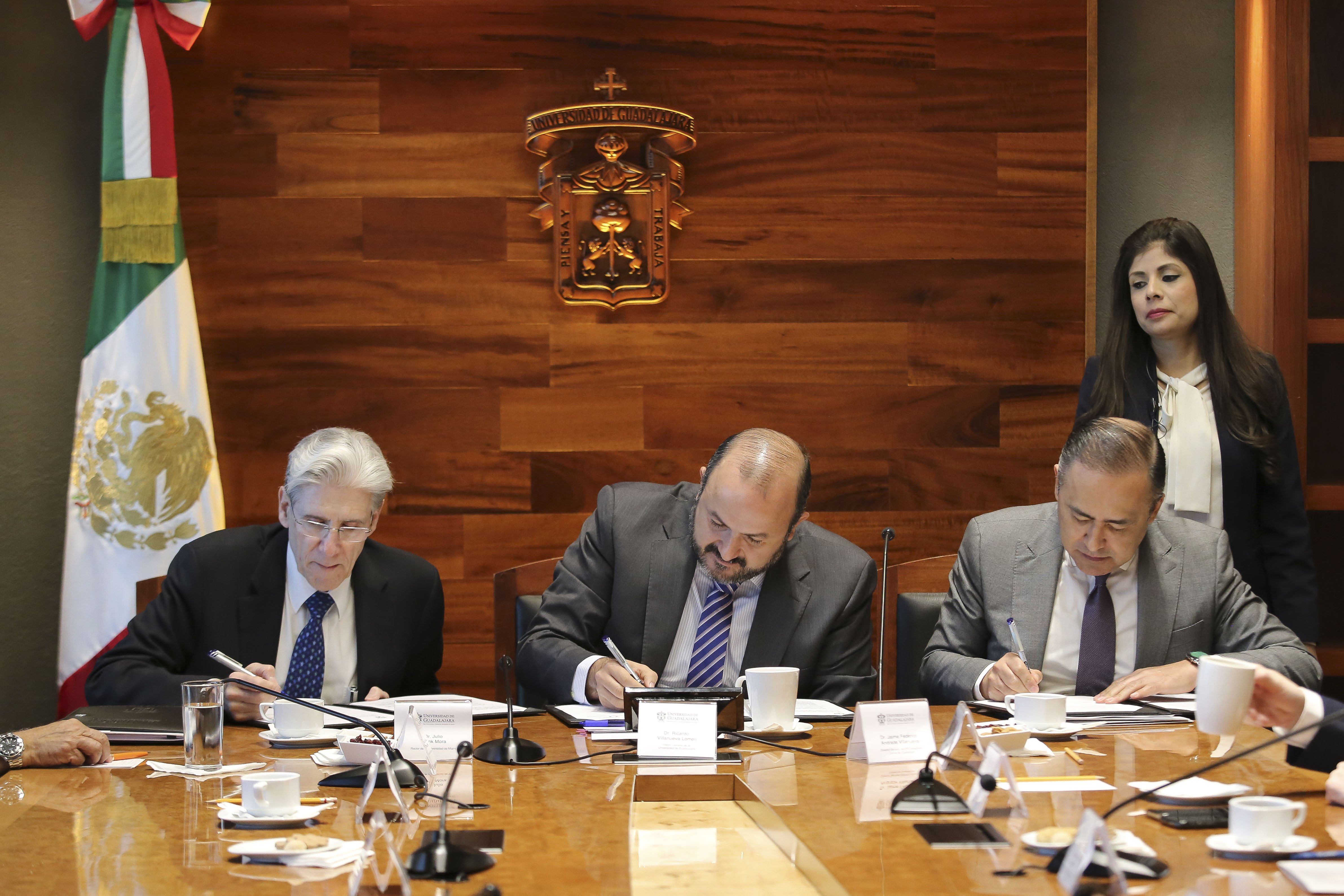 Rectores firmando el convenio de colaboración