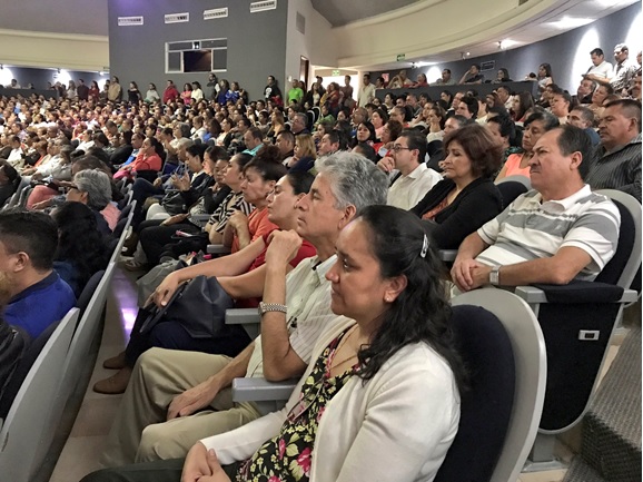 Padres de familia en sesión de inducción