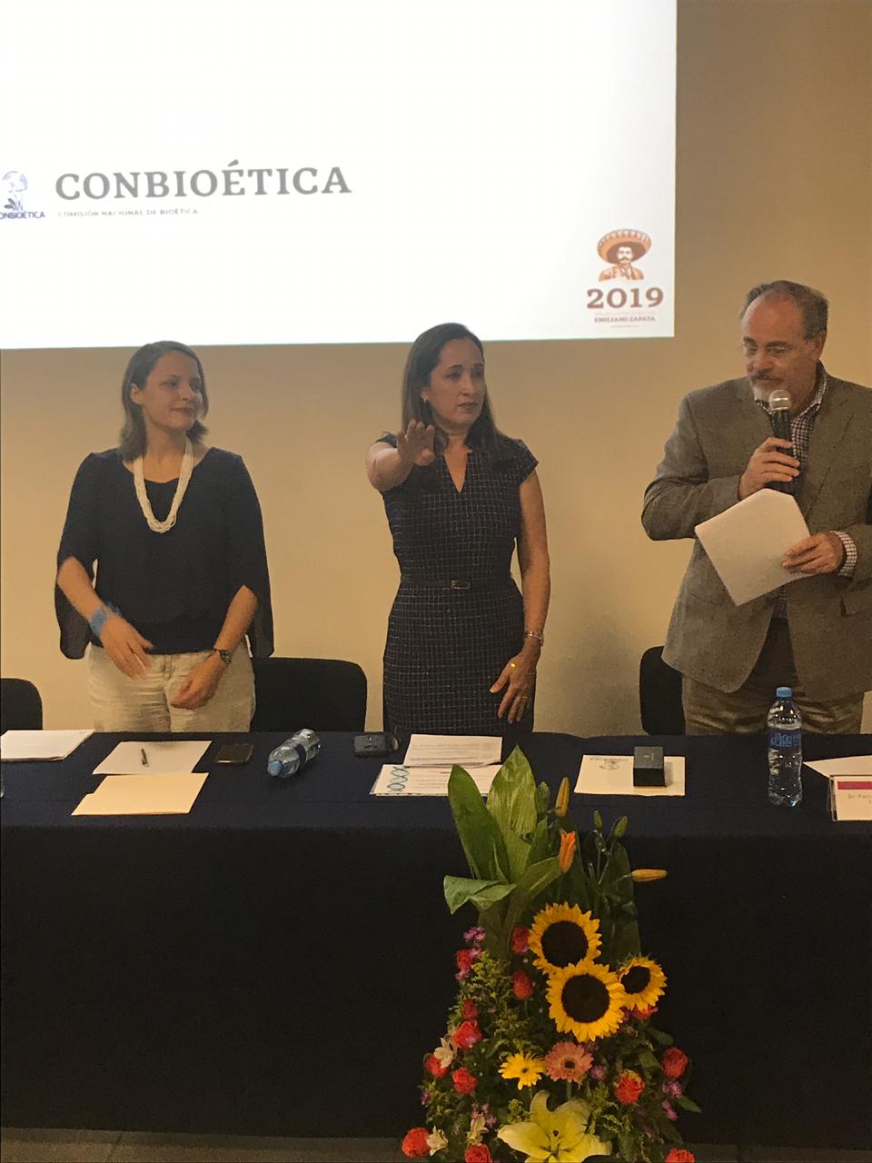 Dra. Irene Córdova tomando protesta