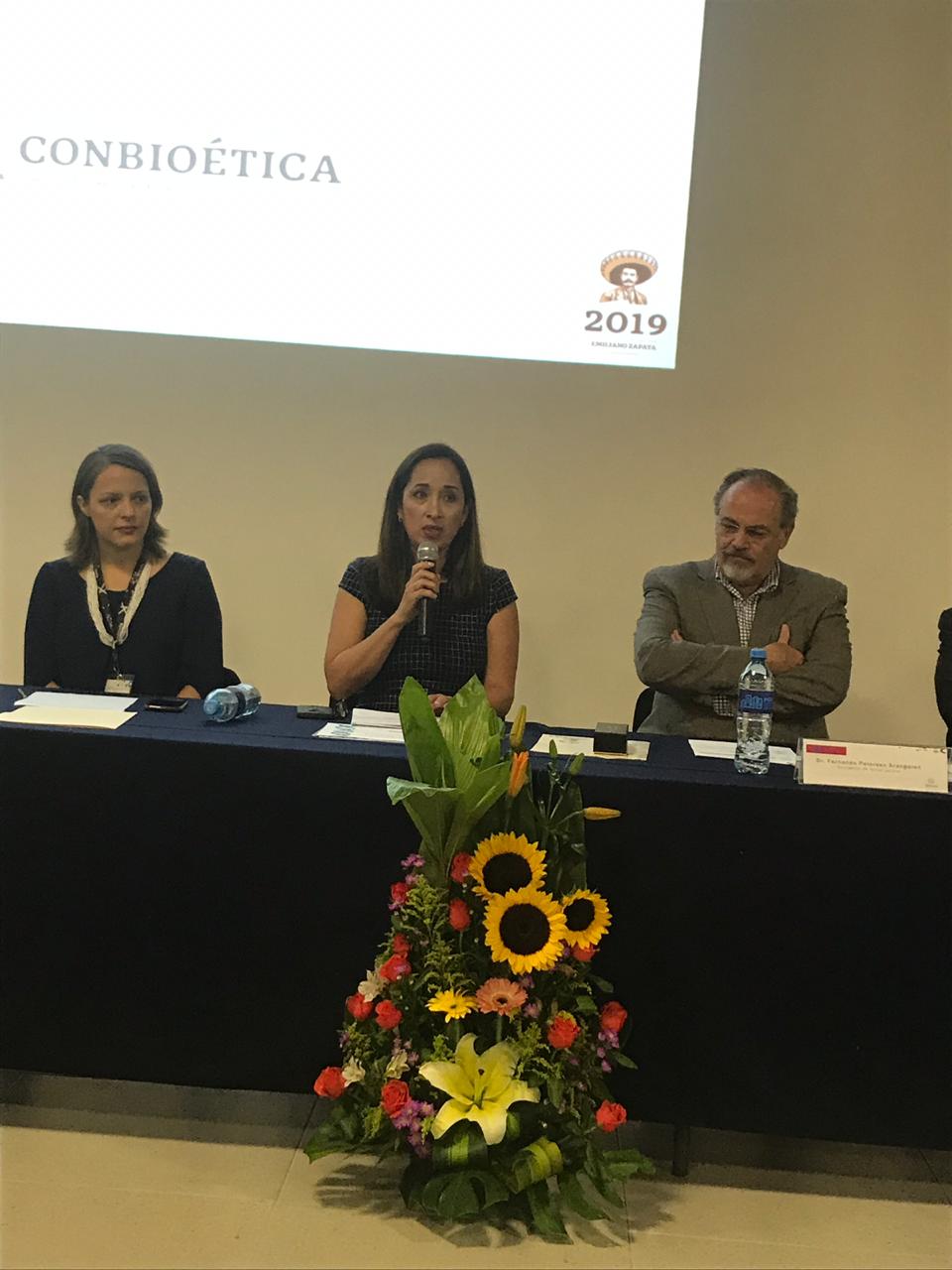 Dra Irene Córdova tomando la palabra